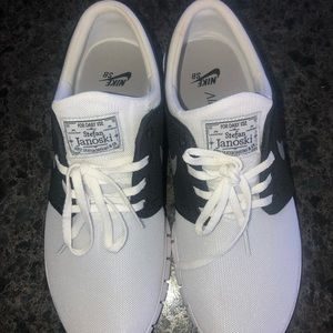 Nike Shoes - Women’s Nike Sneakers Nike Shoes - Women’s Nike Sneakers